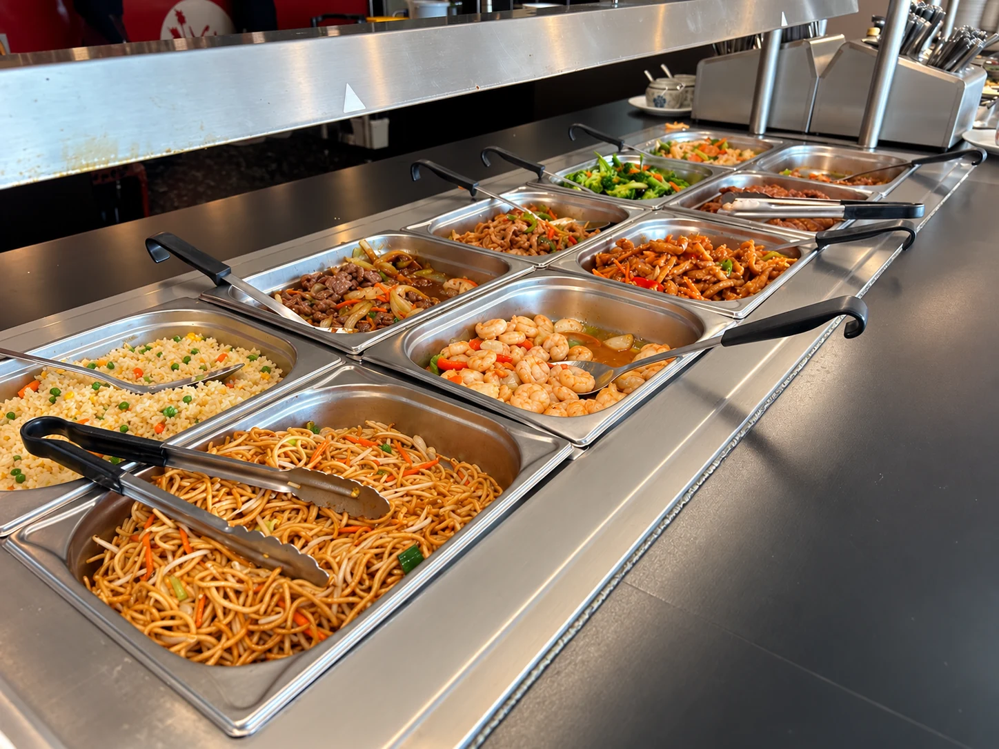 Asiatisches Buffet mit Nudeln, Reis und warmen Gerichten
